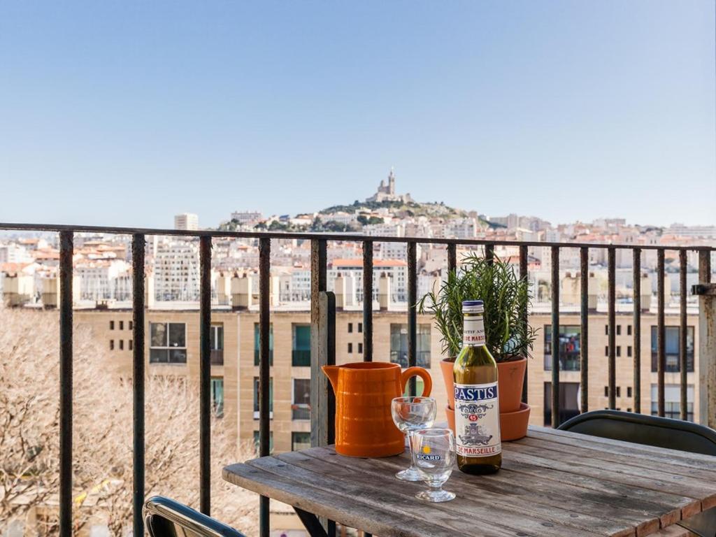 Appartement Le Ptit Jaune- Terrasse sur le Vieux Port 23 rue saint jean 13002 Marseille