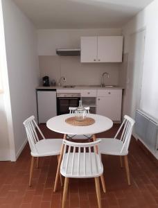 Appartement Le Quatrième - Avignon Intramuros 24 Rue de la Saraillerie 84000 Avignon Provence-Alpes-Côte d\'Azur