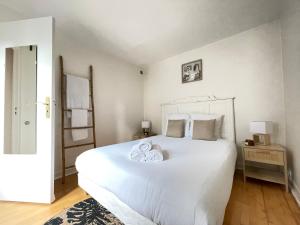 Appartement LE ROI SOLEIL • 4min Château Versailles • 1min Gare Versailles Rive Gauche Boîte aux lettre 24 - Appartement 6, étage 2, escalier du fond de la cour. 7 Rue Saint-Honoré 78000 Versailles Île-de-France