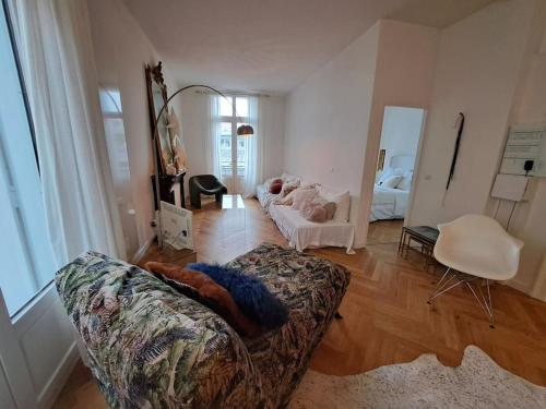 Le Romantique YourHostHelper