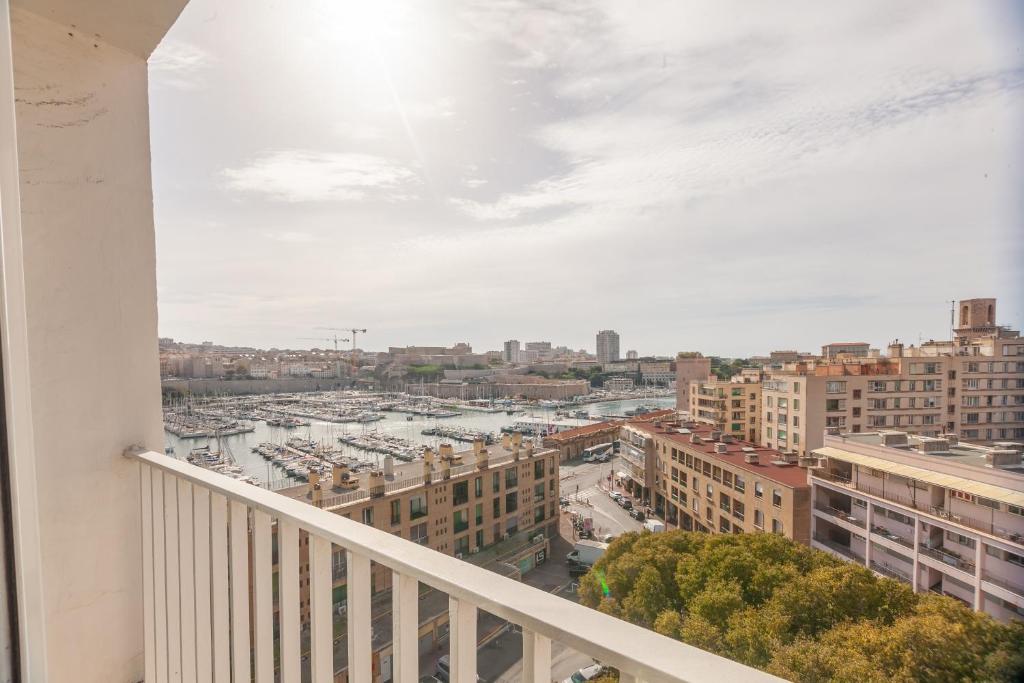 Appartement Le Saint Jean - Appt avec vue sur lentrée du Vieux Port 13 rue Henri Tasso 13002 Marseille