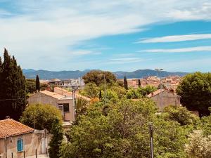 Le Saint Loup (terrasse et parking)