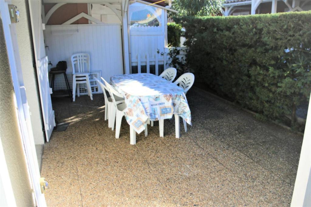 Le Saint Loup (terrasse et parking)