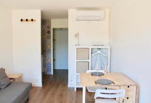 LE SERINITY - Studio 10 min des plages à pieds - parking - clim