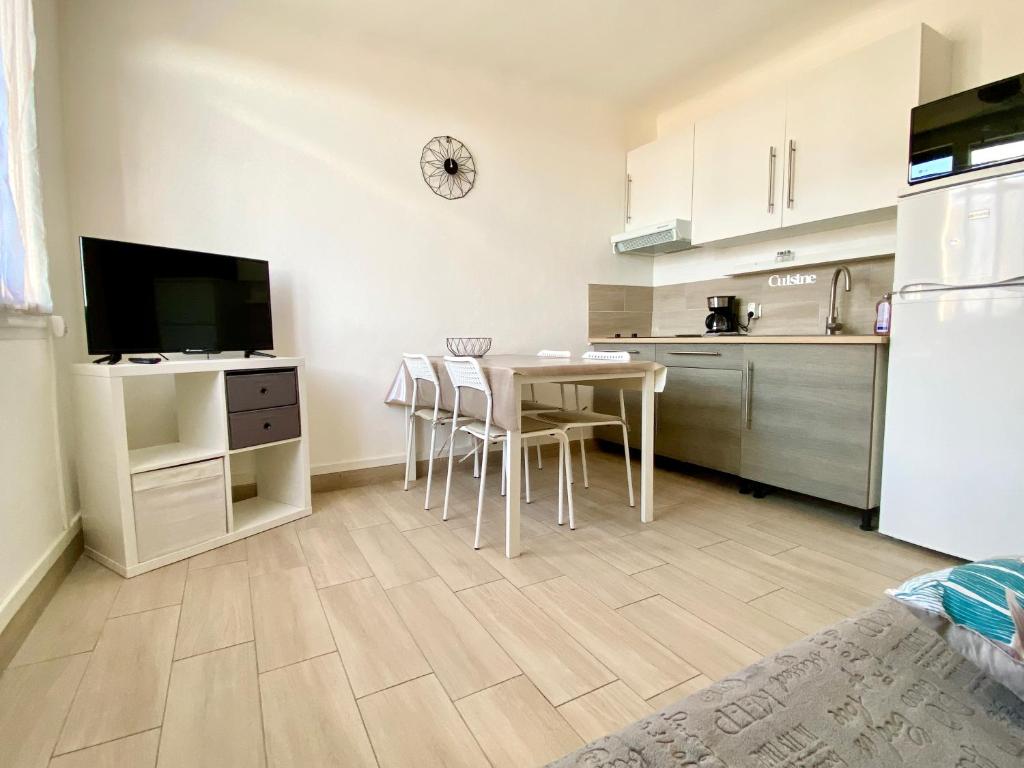 Appartement Le St Martin, T2 PARKING, CAVE, WIFI, proche centre res ST MARTIN BAT E 17 Avenue du Muscat 34110 Frontignan