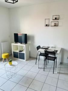 Appartement Le Studio 18 à Nîmes, proche centre ville & Gare TGV, Wifi Balcon 18 Rue Dhuoda 30900 Nîmes Languedoc-Roussillon