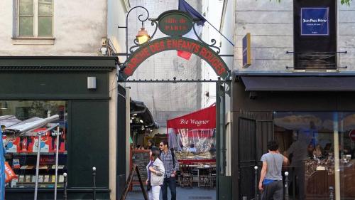 Le studio des enfants rouges