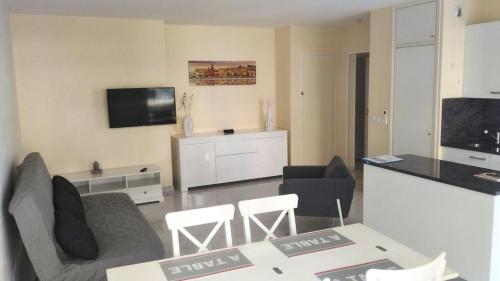 Le Victoria, 2p moderne, les pieds dans l'eau, Parking, Piscine