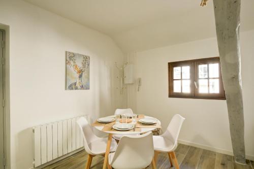 Le Villandry beautiful air-conditioned apartment in a typical building of