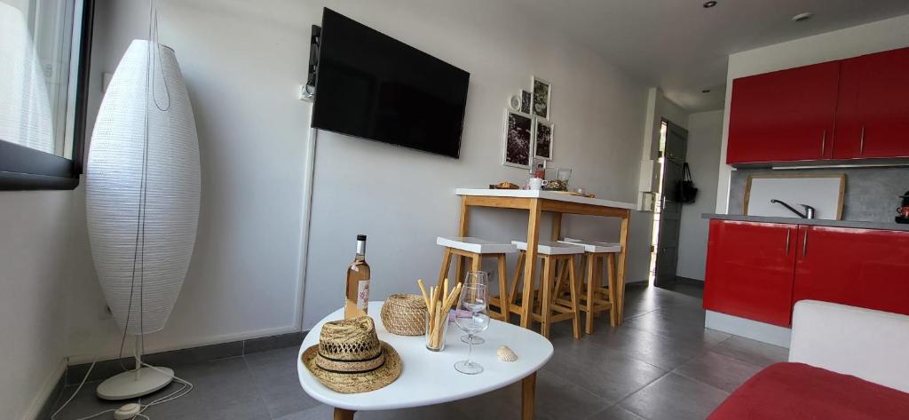 Le Vog the beach 200 m away and the shops at the foot of the Residence 90 Rue des Iris, 30240 Le Grau-du-Roi