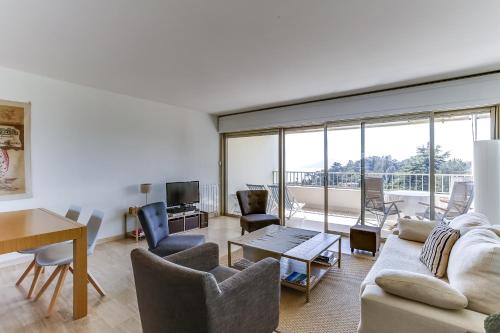 Leader Boulevard Flat with Terrace by GuestReady