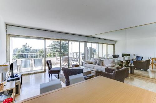 Leader Boulevard Flat with Terrace by GuestReady