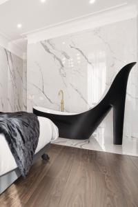 Legend Majestic - Baignoire chaussure - TV Miroir - Parking Privé