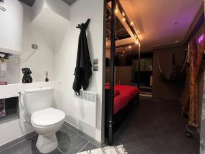 Appartement Les 50 nuances de rouge LOVEROOM 2 Rue du 21 Août 77460 Souppes-sur-Loing Île-de-France