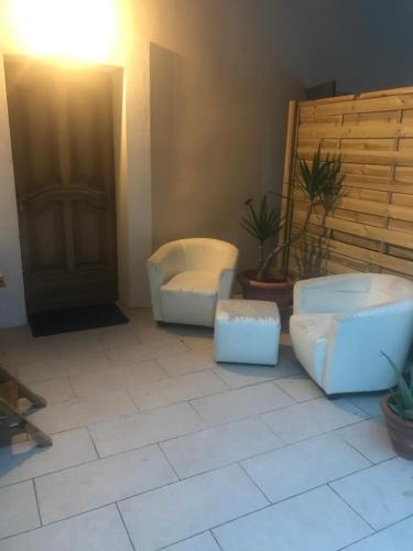 Les Acacias 84320