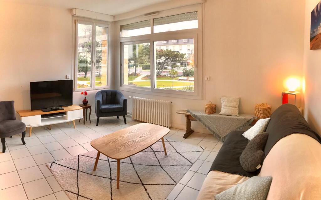 Appartement Les Alisés apartment 4 3 Place de la Plage 14810 Merville-Franceville-Plage