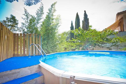 Les Cigales - Charmant 2 pièces avec piscine 4personnes plus bébé