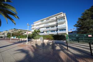 Les Cormorans by Booking Guys