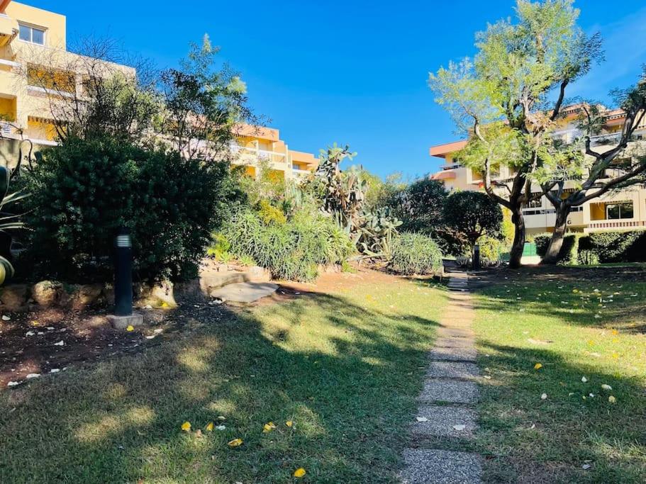 Appartement Les Estivales YourHostHelper 175 Boulevard de la Paix 83700 Boulouris-sur-Mer