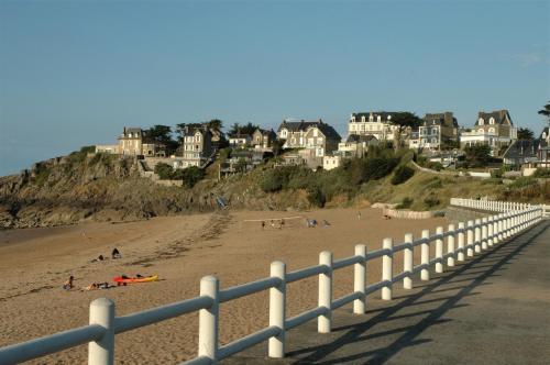 Les Grands Pins - plage du Val à 80 m - St Malo Rothéneuf