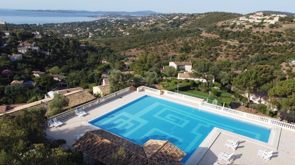 Appartement Les ISSAMBRES appart 6 pers grande terrasse superbe vue mer et golf de saint Tropez, piscine 44 Corniche de l'Argens 83380 Roquebrune-sur Argens