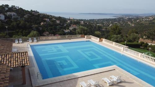 Les ISSAMBRES appart 6 pers grande terrasse superbe vue mer et golf de saint Tropez, piscine