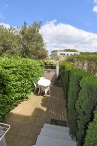 les jardins du port studio avec jardin et piscine
