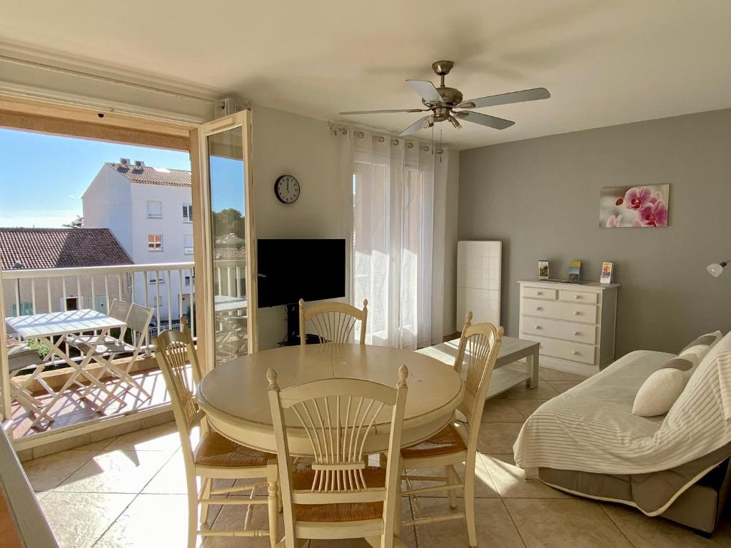 Appartement Les locations Cinaureva \ 98 rue Louis Bosc, Bâtiment B, Appartement 74 83250 La Londe-les-Maures