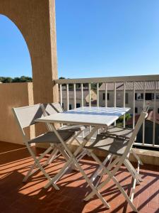 Appartement Les locations Cinaureva \ 98 rue Louis Bosc, Bâtiment B, Appartement 74 83250 La Londe-les-Maures Provence-Alpes-Côte d\'Azur