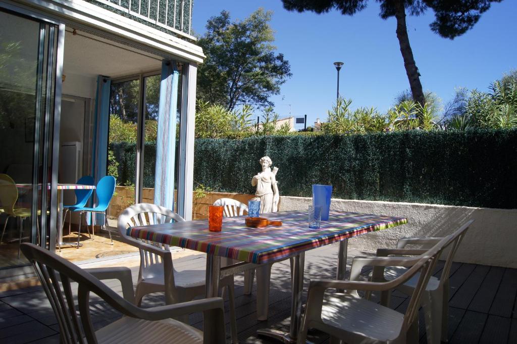 Appartement Les Locations de Lara VI - T3 31m² Rez-de-jardin Terrasse 32m² Loggia Pkg Hameau du Pech II - A106 2 Rue Sarret de Coussergues 34300 Le Cap d\'Agde