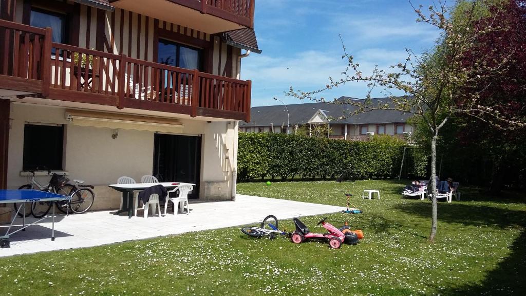 Les Manoirs LES MANOIRS,BATIMENT A, RDC 52 AVENUE FLORIAN DE KERGORLAY, 14800 Deauville