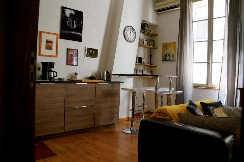 les marchands 2éme etage 10 Rue Favart, 84000 Avignon