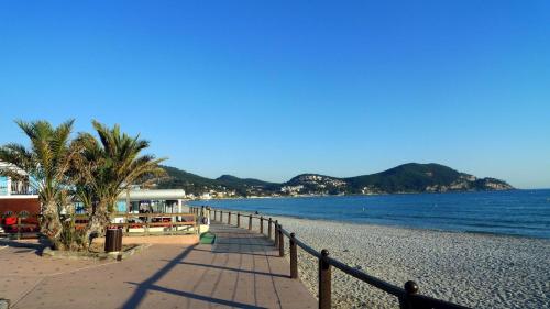 Les Mimosas bord de mer, des plages, du port et de toutes commodités