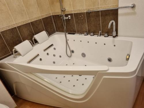 LES ORRES 1800 Appartement 4 p JACUZZI balnéo privé Vue piste piscine résidence