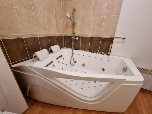 LES ORRES 1800 Appartement 4 p JACUZZI balnéo privé Vue piste piscine résidence