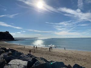 Les pieds dans l'eau accès direct à la plage !