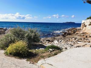 Les pieds dans l'eau Plage Saint-Jean