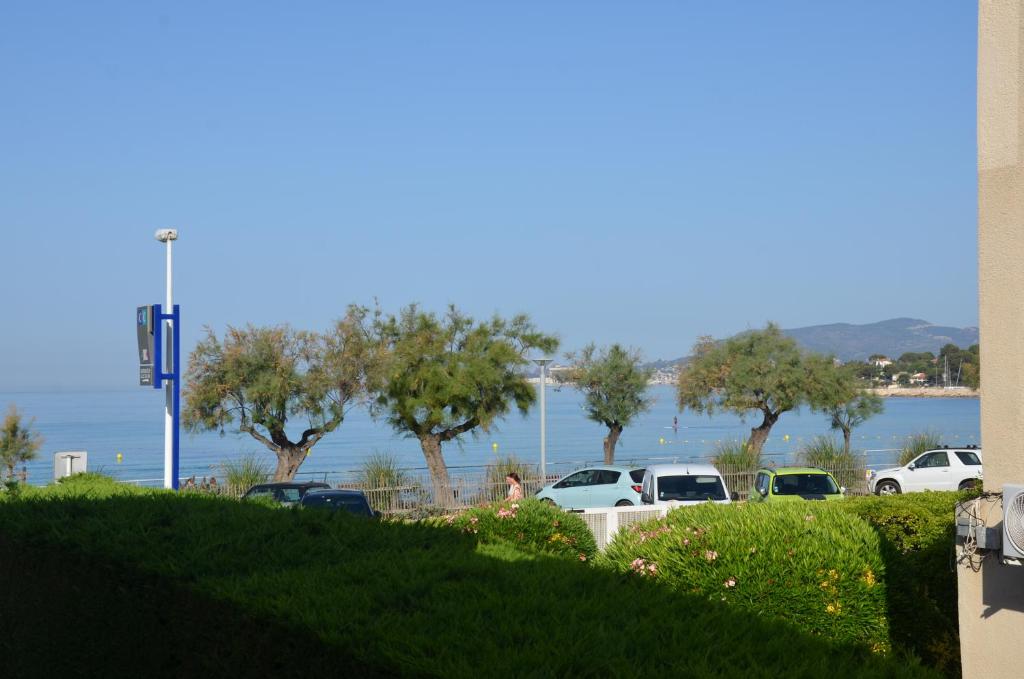 LES PIEDS DANS L'EAU 16 Allée des Pins, 83270 Saint-Cyr-sur-Mer