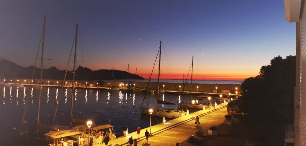 Appartement Les pieds dans l'eau sur l'Ile du Frioul Quai d'Honneur Île Ratonneau 13007 Marseille