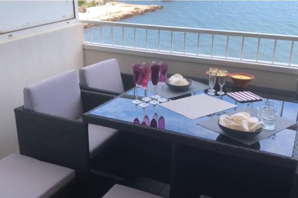 Appartement Les pieds dans l eau, vue sur les Îles d’Or 2228 Boulevard Front de Mer 83400 Hyères