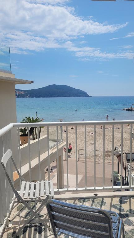 Appartement Les Pieds dans l'Ô - Appartement 50m2 Front de mer 37 Avenue du Port 83270 Saint-Cyr-sur-Mer