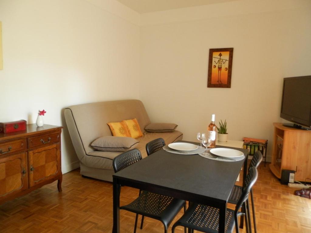 Appartement Les Pins . 2 p calme et terrasse Résidence les Pins 38 Avenue Caravadossi 06000 Nice