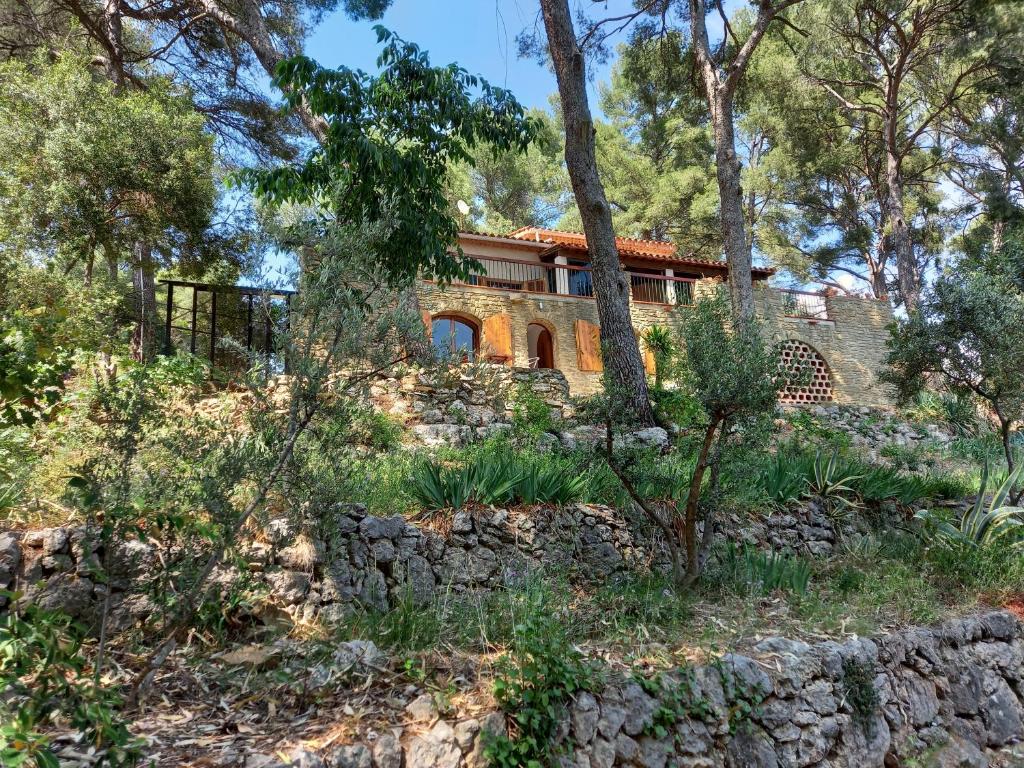 LES PINS 84 traverse de chateau vieux, 83330 Le Castellet