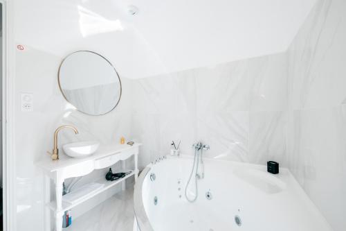Les Précieuses Suites & Spa II