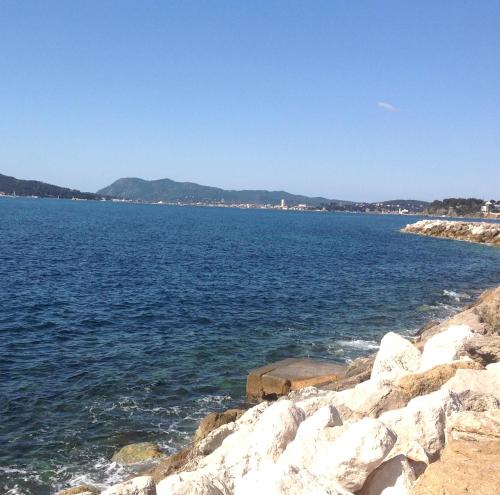 Les Rochers sur la mer