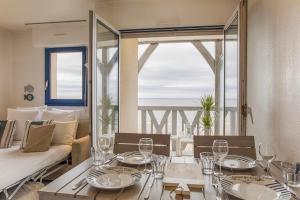 Appartement Les Tamaris - Studio with Sea View - Trouville-Sur-Mer 11 Boulevard Aristide Briand Résidence Les Tamaris 14360 Trouville-sur-Mer Normandie