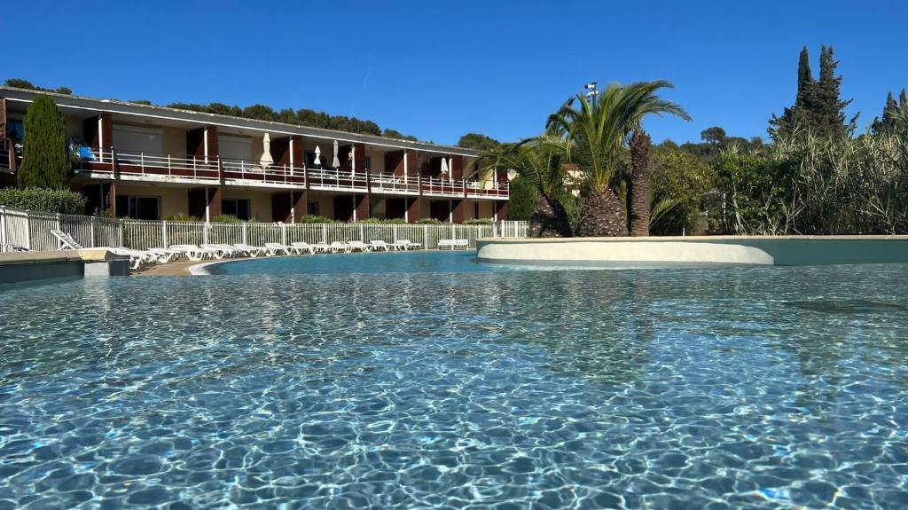 Les terrasses du Liouquet T2, piscine , parking , mer à 150 m Chemin Arène Cros, 13600 La Ciotat