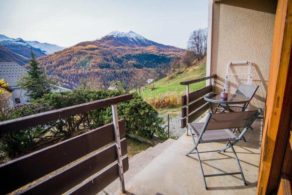 Appartement Les Tilleuls 22 - balcon vue montagne Le champs de foireRésidence les tilleulsAppartement 22 05170 Orcières