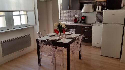 LES TROIS CHANDELIERS un petit paradis en plein centre ville