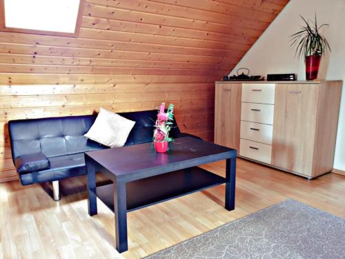 LiebeVOLL möblierte Dachgeschosswohnung.